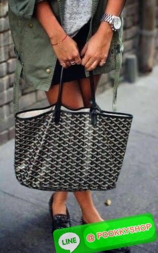 💕 Goyard Saint Louis Pm Bag กระเป๋าสุดคลาสสิกจากแบรนด์เก่าแก่ของฝรั่งเศส ความพิเศษคือแต่ละใบต้องเพนท์ลายโมโนแกรม Chevron ด้วยมือเท่านั้น จึงเป็นเหตุผลที่กระเป๋า Goyard กลายเป็นหนึ่งในกระเป๋าที่คนต้องการ โดยเฉพาะรุ่น St. Louis Tote ที่ว่ากันว่าเป็น