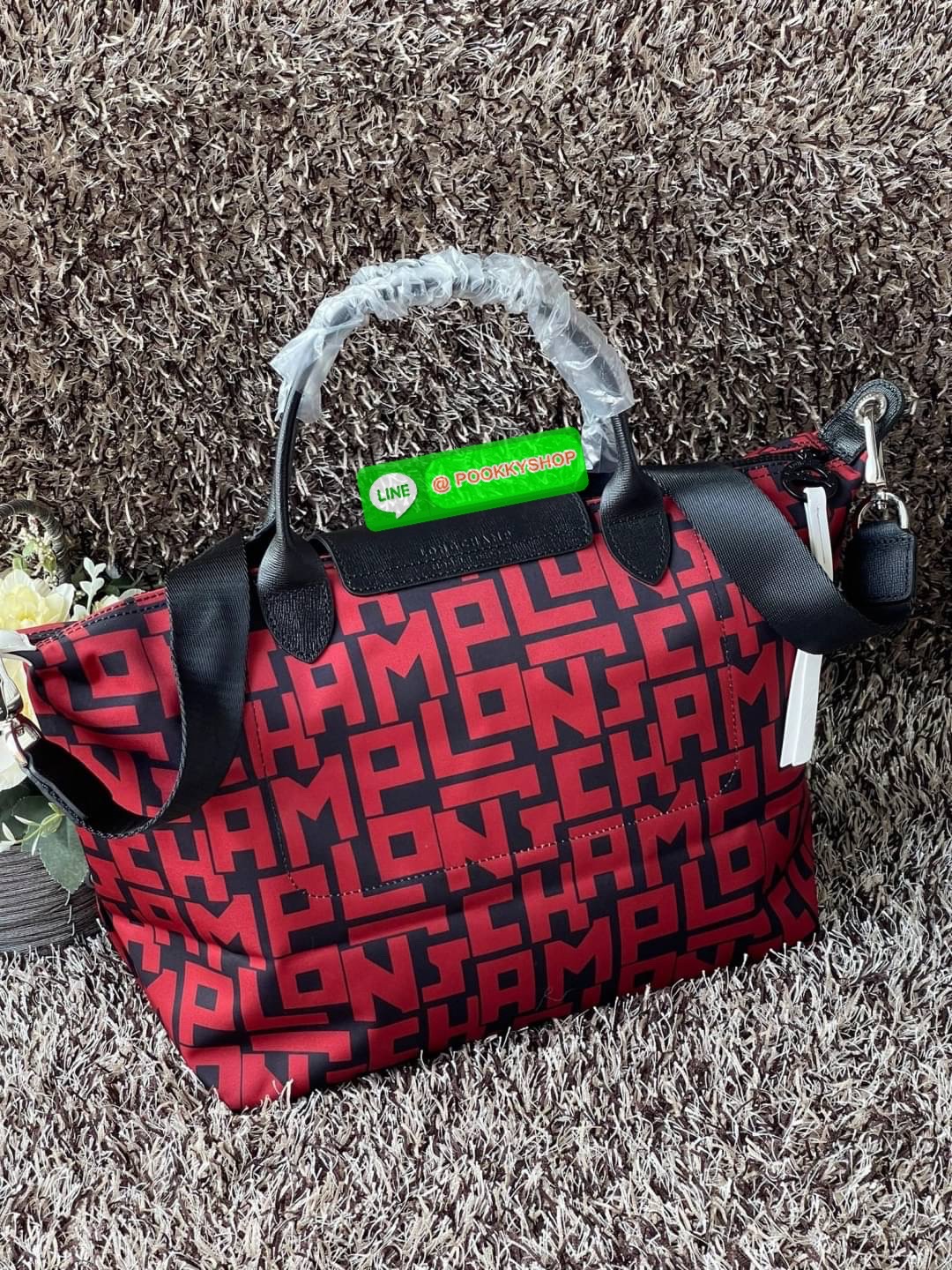 💕Longchamp LE PLIAGE LGP TOP HANDLE BAG M พบกับคอลเลคชั่นใหม่ล่าสุด มีดีไซน์ที่เรียบหรูและคลาสสิก แฝงด้วยลูกเล่นแบบเฟมินีน แถมยังมีน้ำหนักเบาอย่างไม่น่าเชื่อ มาพร้อมกับหูจับกระเป๋าคู่และฝาปิดแบบกระดุม กระเป๋าถือใบนี้สามารถใช้ถือแบบทั่วไป มีสายสะพา