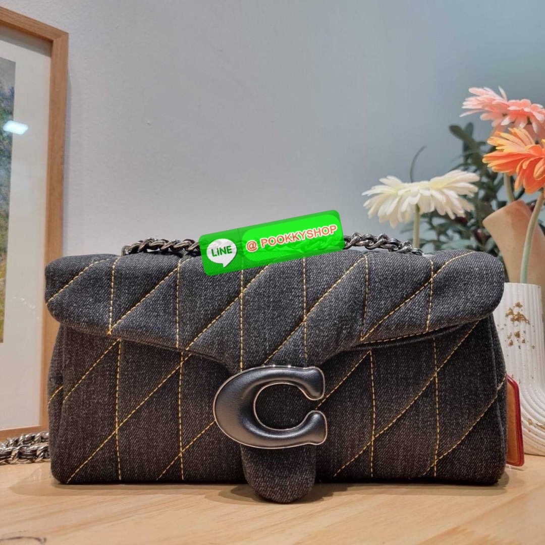 COACH CR704 TABBY SHOULDER BAG 26 WITH QUILTING 🔆 Details ไอเท็มใหม่ ตัวแม่แบบฉ่ำ สวยทำถึง! ต้อนรับซัมเมอร์ให้โดดเด่นกว่าใคร กับกระเป๋าสะพายไหล่ดีไซน์หรูหรา มีดีเทลสวยงามด้วยการเดินด้ายลวดลายตัดกับกระเป๋า เปิด-ปิดด้วยอะไหล่แบบกระดุม ภายในมีช่องเยอ