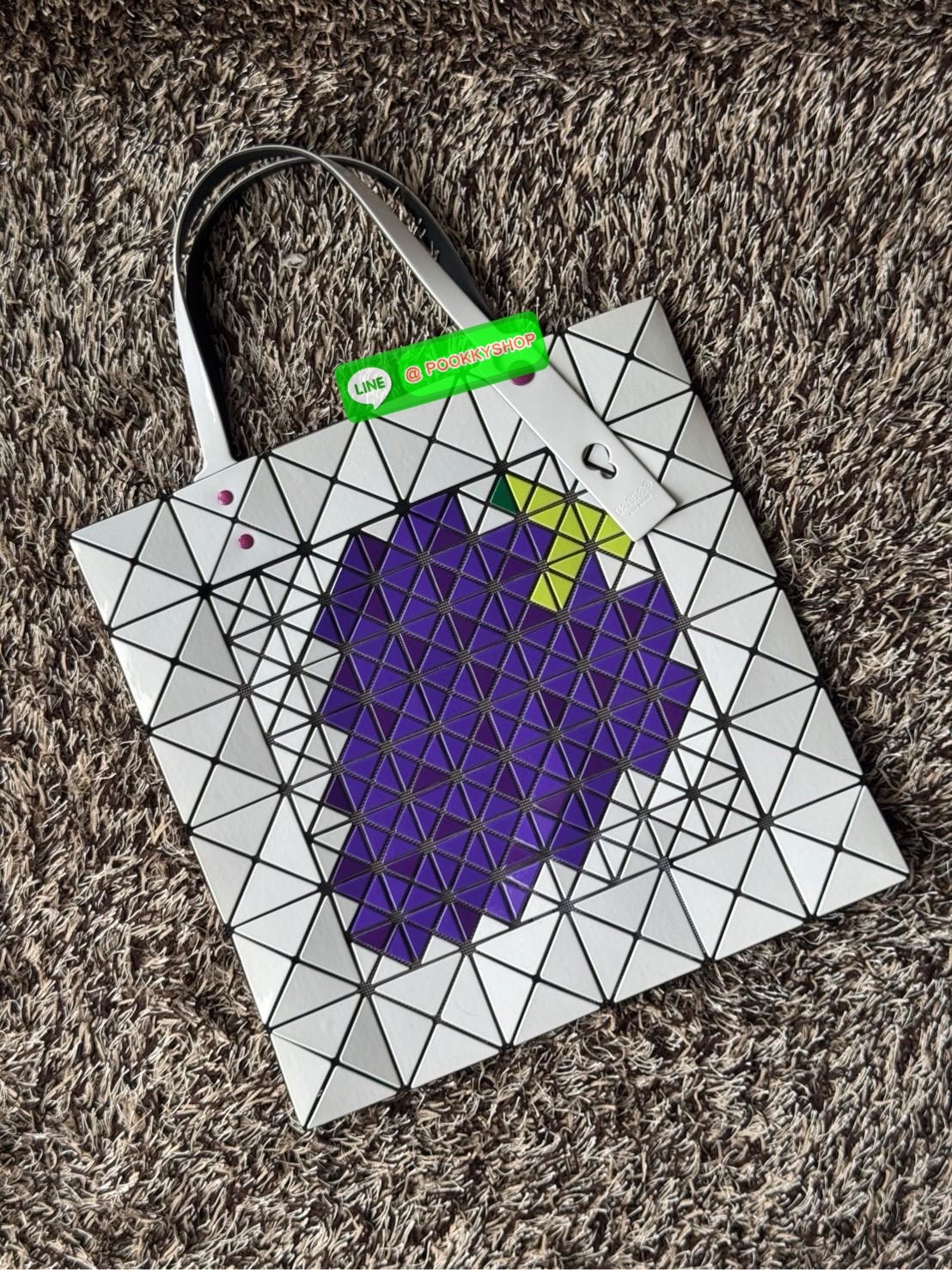 Baobao issey miyake Fruit กระเป๋าโท้ทซีรีย์รุ่นนี้มีลวดลายผลไม้น่ารัก ชิ้นส่วนตรงกลางถูกแทนที่ด้วยชิ้นส่วนต่างๆ ทําให้เกิดลวดลายดูมีมิติ เป็นขนาดที่เหมาะกับเอกสาร A4 และแล็ปท็อปขนาด 13 นิ้ว นอกจากนี้ยังมีกระเป๋าซิปด้านในที่สะดวกสําหรับจัดเก็บสิ่งของมีค่า