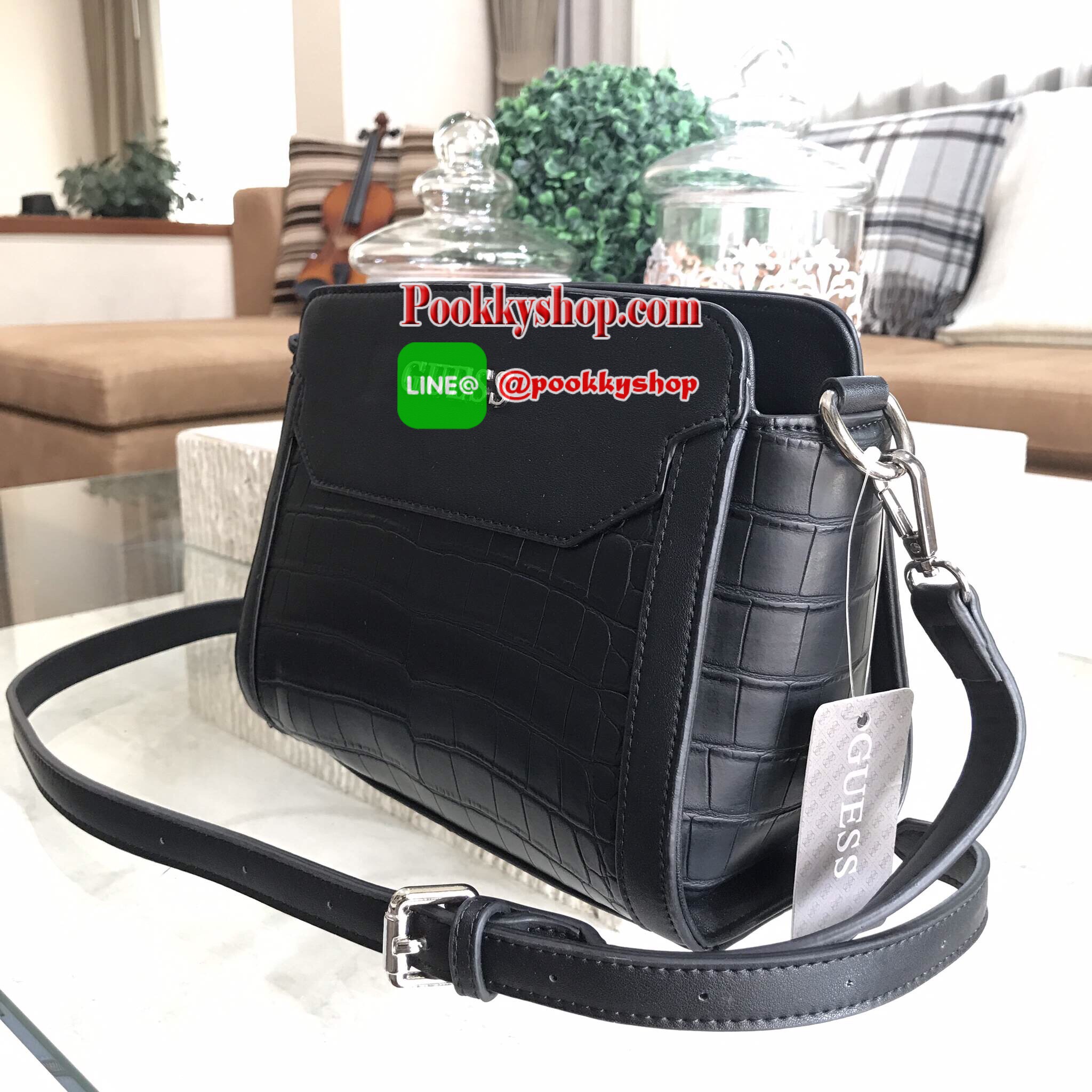 Don't Miss! GUESS CROC SHOULDER BAG 2017 กระเป๋าสะพายรุ่นใหม่ล่าสุดจาก GUESS มาในทรงสุดฮิตขนาดกำลังดีหนังลาย Croc สวยหรูอยู่ทรงแข็ง ด้านหน้าประดับโลโก้แบรนด์โดดเด่น เปิดปิดด้วยซิปสะดวกใช้ ภายในมีโลโก้และช่องใส่มือถือ ซับในพิมพ์โลโก้แบร์นสวยดูดี มาพร้