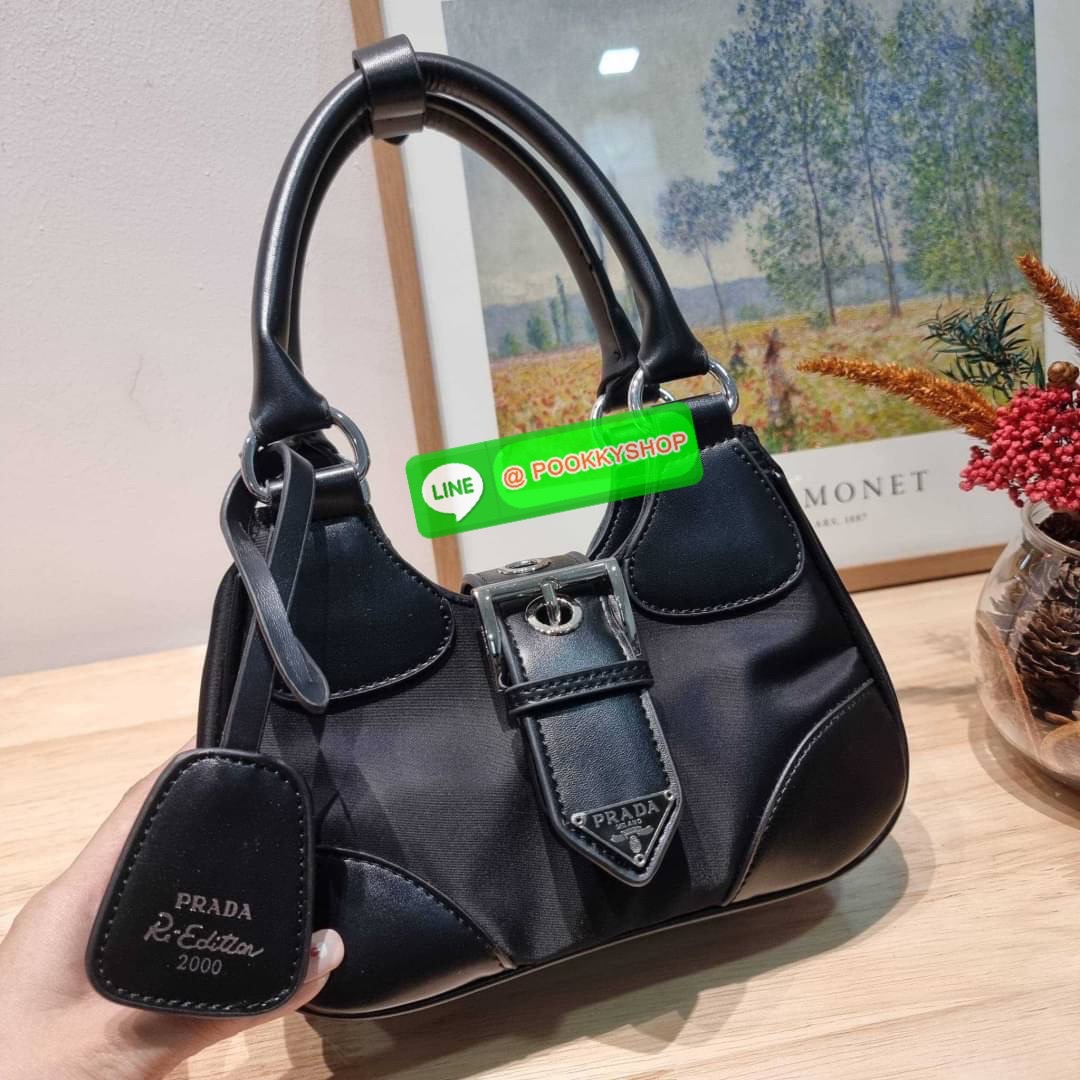 PRADA RE-NYLON AND LEATHER MOON PADDED BAG ใหม่ล่าสุด กับคอลที่ใครๆเห็นก็ต้องรัก ขนาดกำลังน่ารัก ดีไซน์สวยดุ และยังดูแพงได้อีก ด้วยวัสดุที่มีคุณภาพอย่างไนล่อนตัดสลับด้วยหนัง nappa หูสะพายมีสายรัดได้ ภายในโล่ง มีช่องซิป มาพร้อมสายสะพาย ปรับได้ตามต้องการ อี