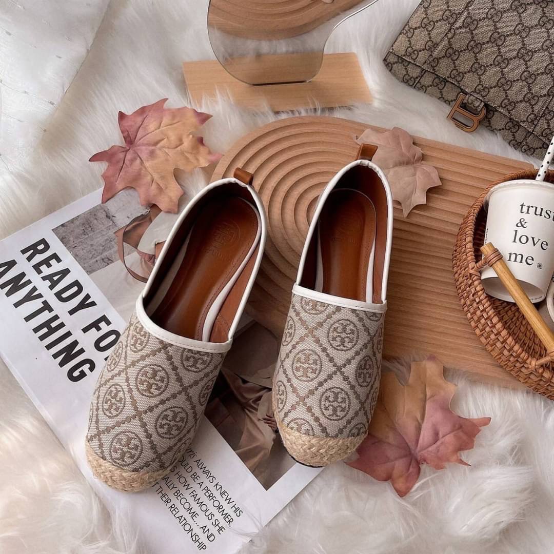 งานเข้าใหม่ เพิ่งเข้าเรยจร้า สีใหม่ รองเท้าผ้าใบ ทอรี่เบิร์ชโมโนแกรม ตัวใหม่ ล่าสุดปีนี้ แบบ คุณเบลล่า สวยค่ะ ผ้าทอสวย เหมือนแท้ พื้นปั้มแบรนด์