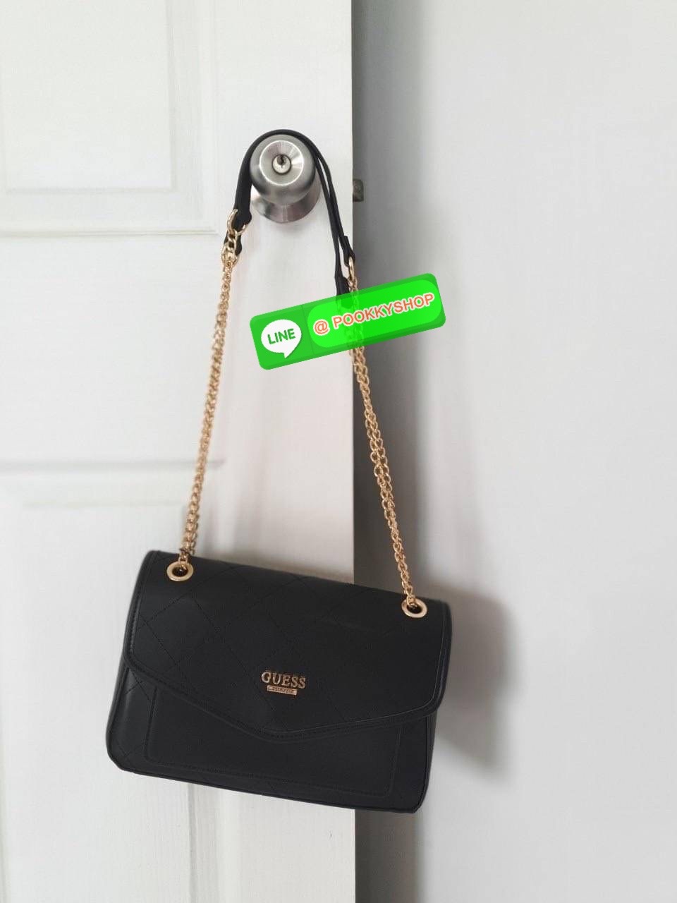 รุ่นใหม่ล่าสุด! พร้อมส่งครบสี GUESS ALENNA QUILTED FLAP CROSSBODY กระเป๋าสะพายไหล่&ครอสบอดี้ หนังสวยหรู อะไหล่ทอง เปิดปิดด้วยกระดุมแม่เหล็ก มีช่องเล็กด้านหน้าหนึ่งช่อง ด้านในใส่กระเป๋าสตางค์ยาว มือถือได้ทุกรุ่น พร้อมช่องซิปแยกให้ มาพร้อมสายสะพายไหล่ปรับได
