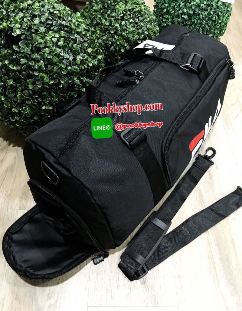 MUST HAVE! FILA LARGE TRAVEL BAG แบรนด์สัญชาติอิตาลีที่มีประวัติยาวนานกว่า 100 ปีมาแรงที่สุดในเกาหลีและไทยดีไซน์ Unisex ใช้ได้ทั้งชายหญิง ใบใหญ่จุใจ น้ำหนักเบา วัสดุ Nylon&Polyester100% กันน้ำ ด้านหน้ามีโล้โก้และช่องซิป เปิดปิดด้วยซิปสะดวกใช้ มีช่องใส่รอง