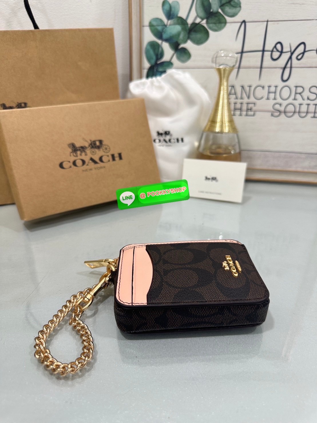 💗Coach C0058 Zip Card Case In Signature Canvas💗 กระเป๋าใบนี้นอกจากช่องใส่บัตรแล้ว ด้านหลังยังมีช่องสำหรับใส่ธนบัตรหรือเหรียญสามารถเปิดปิดได้ด้วยซิป เพิ่มลูกเล่นเป็นสายโซ่คล้องมือ หรือคล้องกับกระเป๋าก็ได้เช่นกัน ขนาดกะทัดรัด พกพาสะดวก การดู