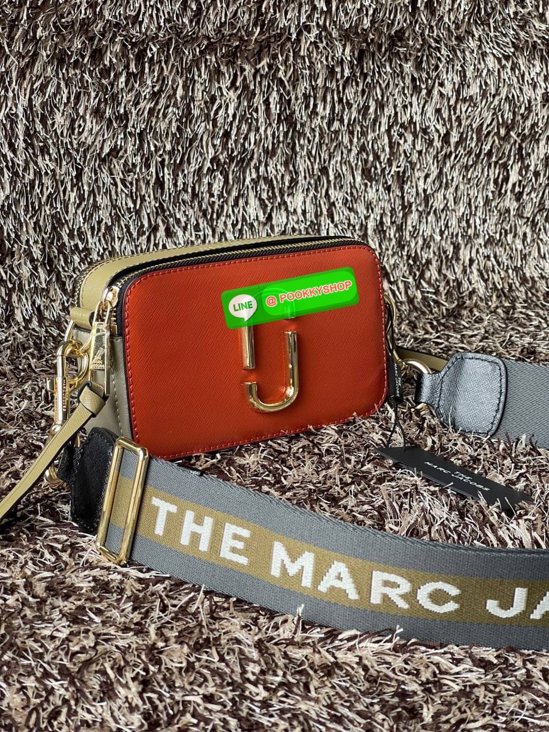 Marc Jacobs Snapshot Bag กระเป๋าแบรนด์ดังจากสัญชาติอเมริกัน นับได้ว่ารุ่นนี้เป็นรุ่นทรงฮิตของ marc jacobs เลยทีเดียว โดยด้านหน้ากระเป๋าจะเป็นโลโก้แบบโลหะที่เป็นสัญลักษณ์ของแบรนด์นี้ มาพร้อมสายสะพายที่จะสะพายยังไงก็ดูโดดเด่น เพราะขนาดใหญ่ที่สกรีนตัวอักษร m