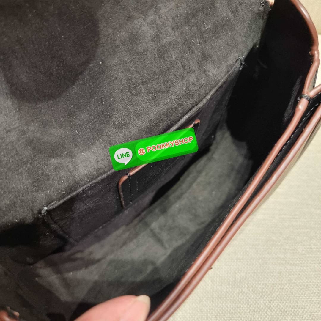 COACH C3593 GEORGIE SADDLE BAG IN COLORBLOCK SIGNATURE CANVAS WITH RIVETS ยกระดับความหรูให้กับตัวเองกันหน่อย ด้วยกระเป๋ารุ่นนี้!! ครอสบอดี้ที่ดีไซน์หรู อัพเลเวล ในราคาที่จับต้องได้ วัสดุหนังแคนวาสเคลือบสลับหนังเรียบ พิเศษไปอีกตกแต่งขอบด้วยหมุด เพิ่มดีเทลก