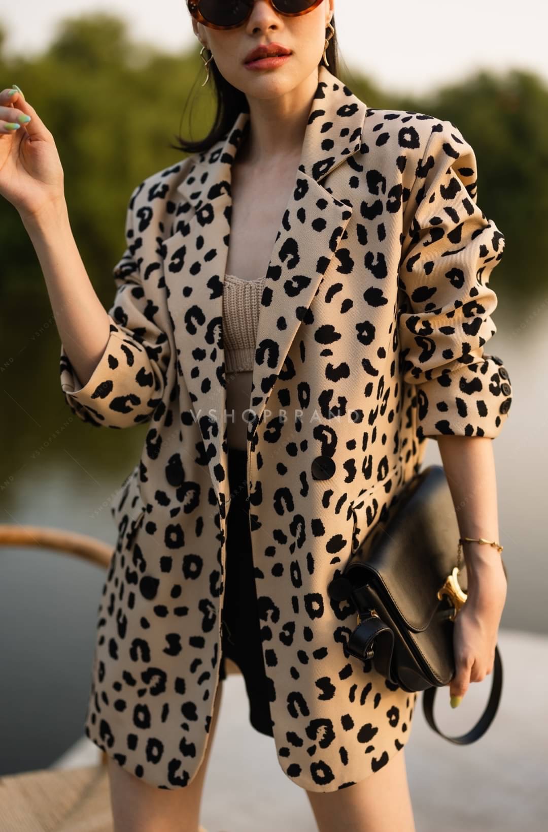 เสื้อสูทแต่งลายเสือดาวทรงสูท oversize แมทช์คู่กับอะไรก็เก๋ ผ้าสูทเนื้อดี มีซับใน คัตติ้งเนี้ยบ ทรงเป๊ะมากๆเลยค่ะ