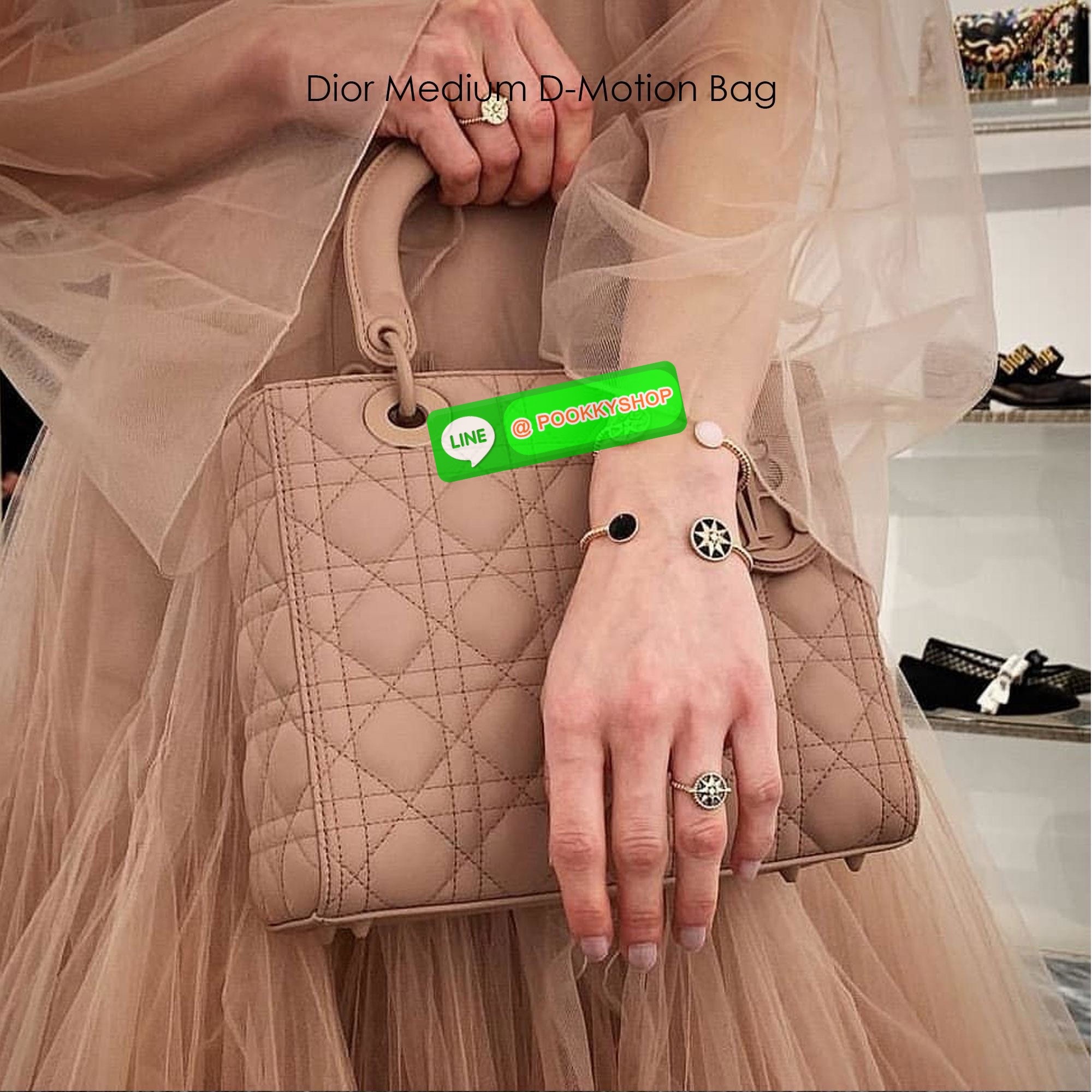 🕊️ พร้อมส่ง | Dior Medium Lady Dior Bag 25cm กระเป๋าสะพายทรงโท้ท ที่สุดของความเรียบหรูดูแพง น้อยแต่มากที่แท้ทรู ดีไซน์เรียบง่าย แต่แฝงไปด้วยความหรูหรา ทรงกล่องคลาสสิค โดดเด่นด้วยพวงกุญแจอะไหล่โทนสีเดียวกับกระเป๋า เป็นเอกลักษณ์ด้วยลายเส้นซ้อนทับสวย