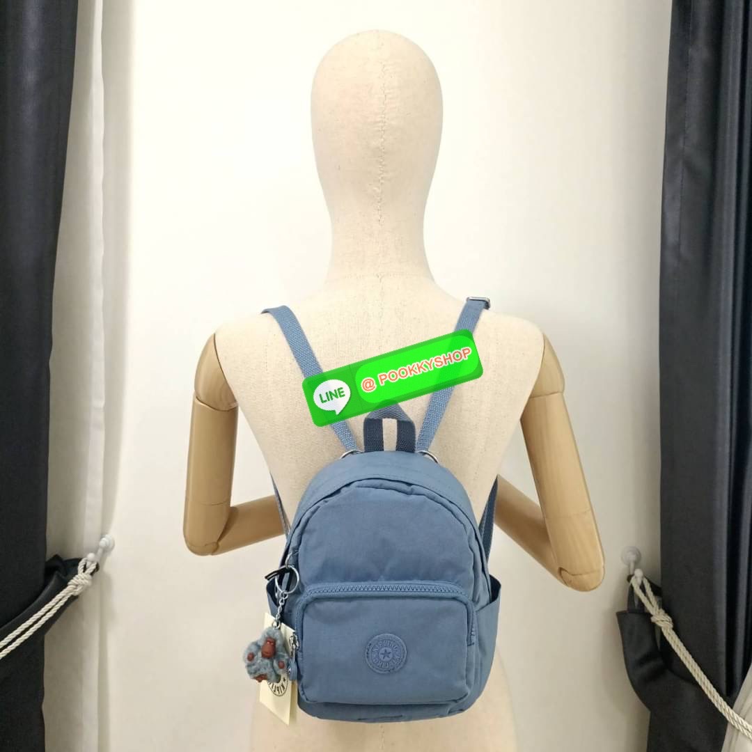 KIPLING Basic Mini Backpack กระเป๋าเป้ใบเล็กกระทัดรัด ขนาดมินิ วัสดุ Nylon + ซับใน Polyester มีหูหิ้ว สามารถสะพายข้าง หรือ สะพายหลังได้ -ช่องซิปหน้า -ด้านข้างมีช่องของเล็กน้อย หรือ ใส่ขวดน้ำใบเล็กทั้ง 2 ด้าน -ซิปหลัก โล่งกว้าง มีสายคล้องพวงกุญแจ พร้อมช่อง