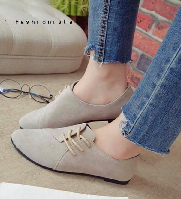 สินค้าขายดี มาอีกรอบพร้อมส่ง!! รองเท้าคัชชูลำลองสไตล์วินเทจ วัสดุหนังสักกะหราด ดีไซน์เรียบแต่ดูดีสะดุดตา แต่งเชือกหน้าเพิ่มความเก๋ พื้นแบนเดินสบาย ทรงเก็บหน้าเท้าใส่แล้วดูเท้าเรียว แมชชุดได้หลายสไตล์ ใส่ได้ตลอดไม่มีตกเทรนด์ งานสวยเหมือนแบบค่ะ