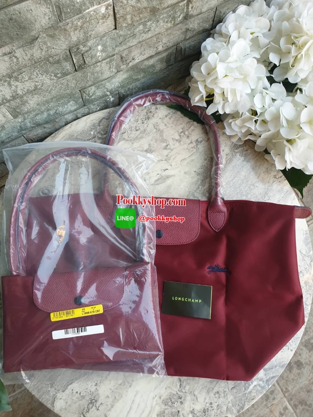 Longchamp Le Pliage Club Tote Bag Size L หูยาว วัสดุเนื้อผ้า Nylon Canvas เคลือบกันนำ้ ตัดด้วยหนังแท้ที่มีน้ำหนักเบา ดีไซน์เรียบง่ายแต่เต็มไปด้วยความคลาสสิก จนเป็นที่ชื่นชอบไปทั่วโลก Longchamp ปรับโฉม LE PLIAGE ด้วยการปักลายรูปม้า-ตราสัญลักษณ์ของแบรนด์บนผ