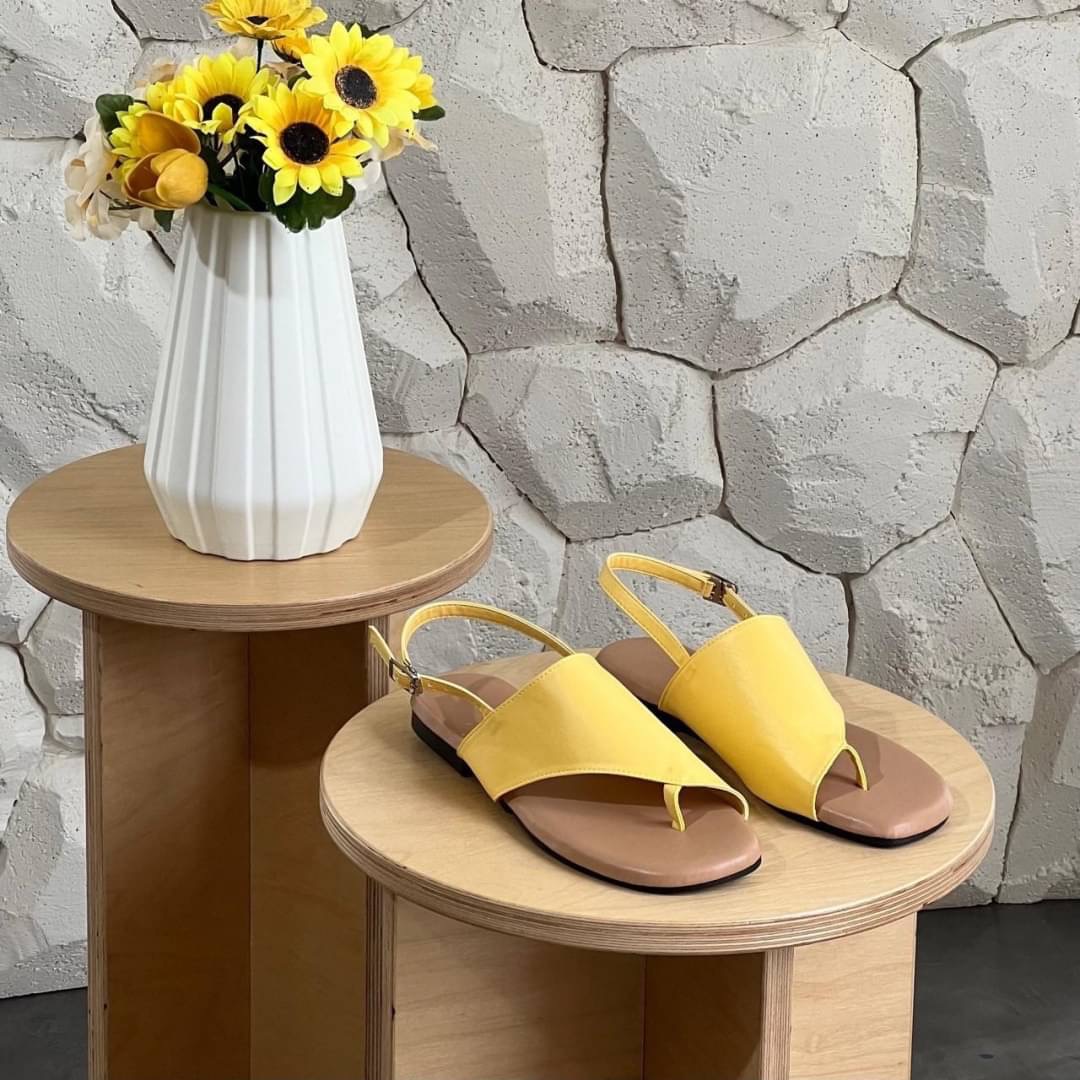 Korea style แบบใหม่รับซัมเมอร์จ้า แตะรัดส้น ทรงคาดหน้าไขว้ น่ารักมากคะ งานสวยมากจริงๆ พื้นนิ่มเบาสบาย ใส่ได้ทุกวันค่ะ