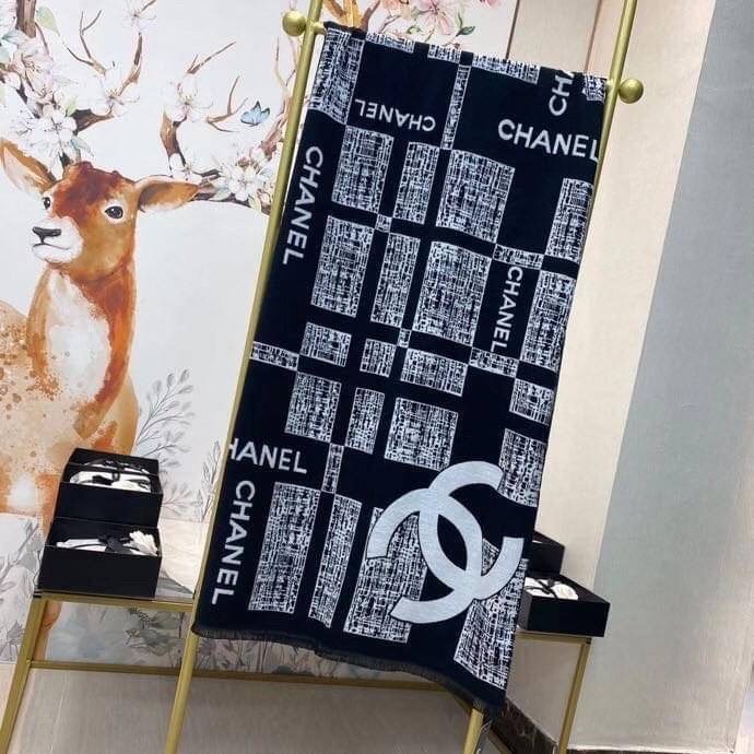 Chanel Shawl Wrap Scarf (With Box) ผ้าคลุม ผ้าพันคอ เนื้อนุ่ม Chanel VIP Premium Gift มาพร้อม กล่องแบรนด์ กระดาษของขวัญแบรนด์ ถุงกระดาษแบรนด์ ริบบิ้น ดอกคามิเลีย จะซื้อใช้เอง ก็ควรมีติดตู้ หรือ เป็นของขวัญก็เหมาะสุดๆ ไปเลยค่า