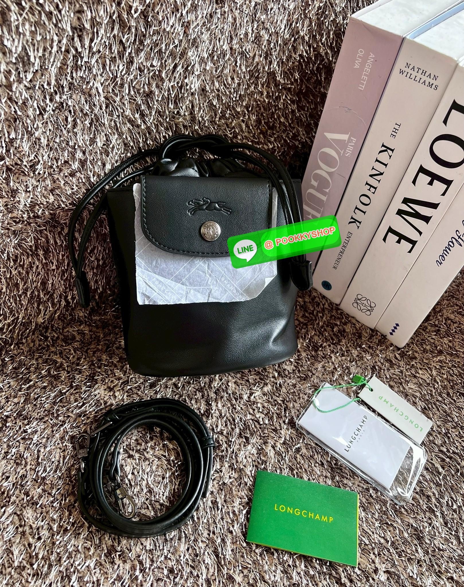 NEW ARRIVAL! LONGCHAMP LE PLIAGE XTRA XS BUCKET BAG ต้องบอกก่อนว่ารุ่นนี้เป็นรุ่นที่ใช้ออกมาแล้วไม่มีคำว่าผิดหวัง ออกแบบมาสวยแบบตัวแม่เลยค่าา 🔖พร้อมส่งทันที! กับกระเป๋าทรงบัคเกต หนังแท้smooth leather อย่างดี ใบกลางเจ้าลำตัวแล้วสวยมากก