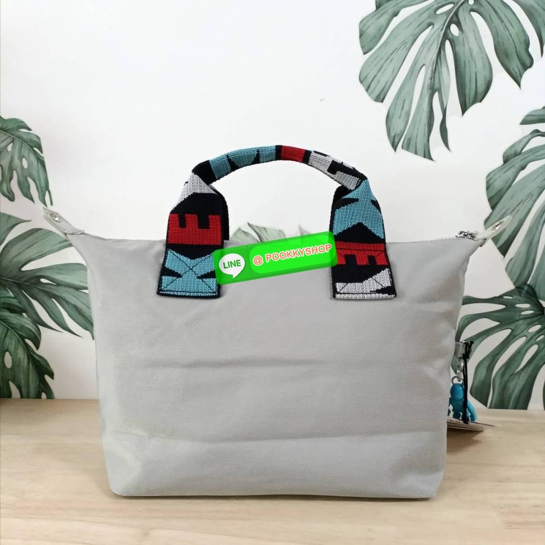 Kipling KALA Mini Disney's Mickey Mouse Handbag กระเป๋าถือหรือสะพาย วัสดุ Polyamide+Polyester รุ่นใหม่ล่าสุด Collection Mickey's ลายน่ารัก ผิวสัมผัสนุ่ม ลื่น พร้อมตัวการ์ตูน Mickey Mouse ไหมพรม ตกแต่งด้านหน้า ช่องหลักโล่งกว้าง พร้อมช่องแยกด้านข้