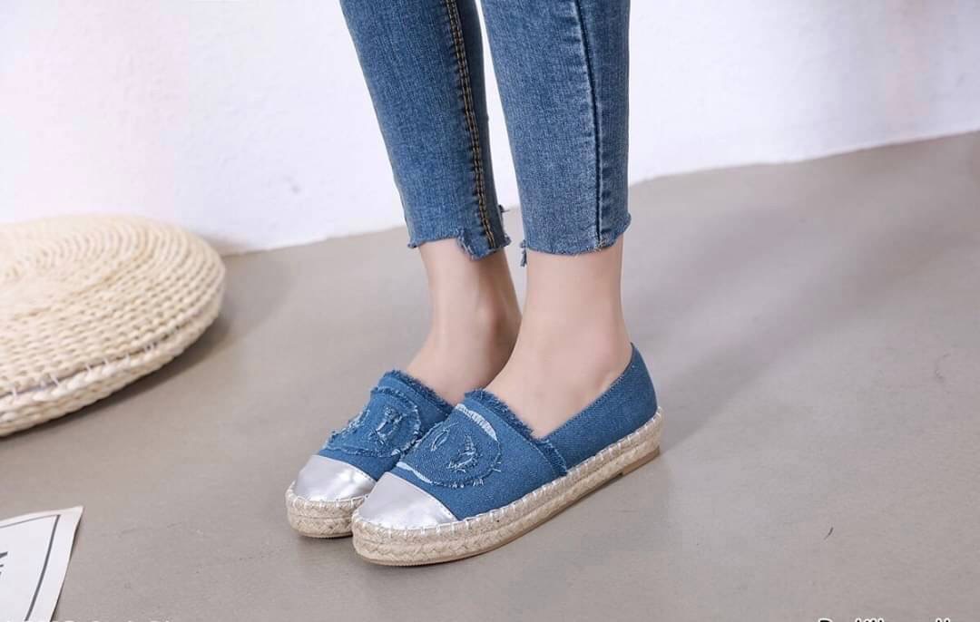 Chanel canvas slippers ผ้าใบCanvas ทรงslippers อีกตัวที่มากี่ครั้งก็ฮอต ด้านหน้าผ้าสามารถตัดให้เป็นโลโก้ CC ได้คะ หรือจะใส่แบบ OO ก็น่ารัก เป็นCanvas เทห์ๆใส่ง่าย ถอดสะดวก พร้อมจ้า...มาตำกันได้เลยจ้า