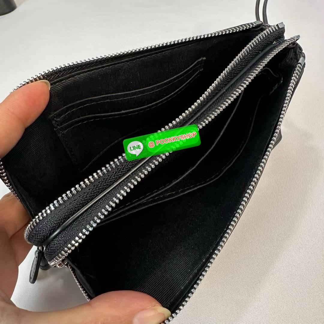 กระเป๋าคล้องมือ COACH 87591 DOUBLE CORNER ZIP WRISTLET IN SIGNATURE CANVAS (COACH 87591 ） กระเป๋าคล้องมือ2เซิปใหญ่ ลายCหนังและ ด้านในเป็นผ้า แบ่งเป็นช่องเล็กๆใส่เหรียญใส่แบงค์ใส่บัตร แล้วแต่จะใส่มีหลายช่อง ใส่โทรศัพท์ได้ทุกรุ่นพร้อมสายคล้องมือ