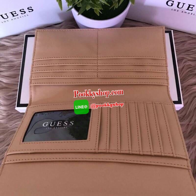 Guess leather wallet กระเป๋าสตางค์ใบกลาง ด้านหน้าแต่งโลโก้แบรนด์โลหะสวยหรูลายซิกเนเจอร์ของแบรนด์ ภายในมีช่องใส่ธนบัตร บัตรต่างๆ ช่องใส่รูป มีช่องยาว 3 ช่อง ใส่ธนบัตร ด้านหลังมีช่องซิปใส่เหรียญ ปิดเปิดใช้งานสะดวก ถือถนัดมือ ขนาดกำลังพอเหมาะ ดีไซร์หรูสวยงาม