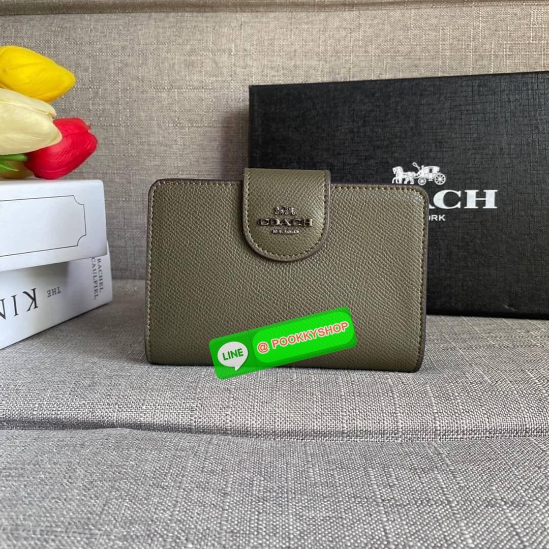 COACH 6390 MEDIUM CORNER ZIP WALLET กระเป๋าสตางค์ใบกลาง สีพื้นเรียบหรู วัสดุcrossgrain ภายในมีช่องใส่บัตรและธนบัตรได้ทุกชนิด มีช่องซิปใส่เหรียญ ขนาดกะทัดรัดพกพาง่าย คนชอบจัดระเบียบกระเป๋าสตางค์แนะนำเลยจ้า