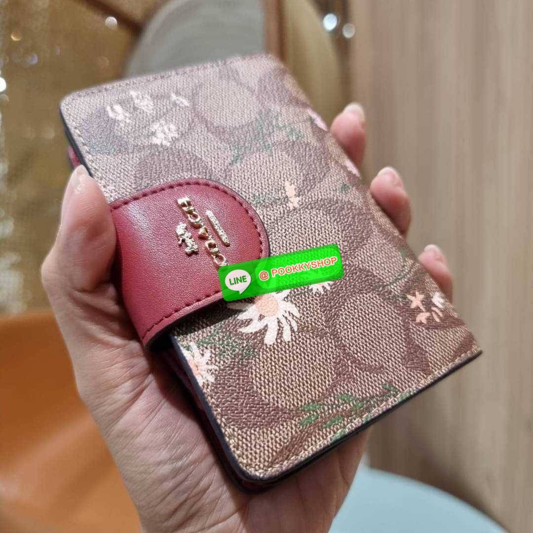 COACH C8730 MEDIUM CORNER ZIP WALLET IN SIGNATURE CANVAS WITH WILDFLOWER PRINT คอลเลคชั่นใหม่ กระเป๋าสตางค์ใบกลาง ดีไซน์ใหม่ สุดหรู คละลายพริ้นท์เต็มใบ น่าใช้ไปอีก วัสดุหนังแคนวาสเคลือบลาย ภายในมีช่องใส่บัตร ใส่ธนบัตรได้ครบ และมีช่องซิปแยก ใบจริงสวยมากๆ แ