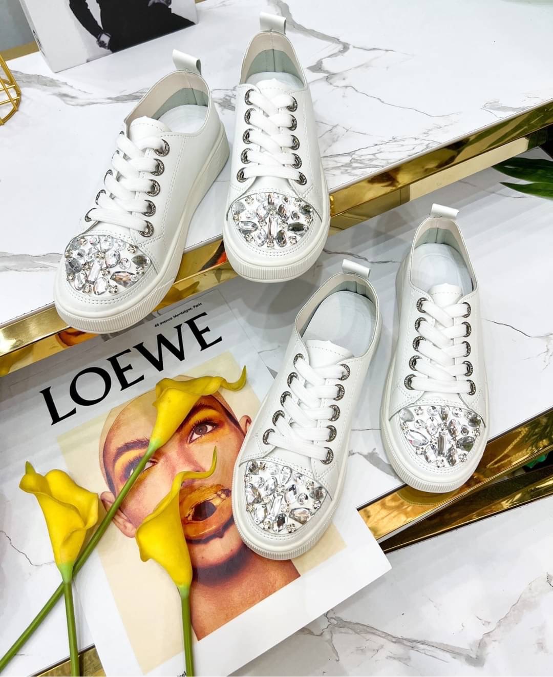 𝙉𝙀𝙒 𝙉𝙀𝙒 ‼️ ____________________$ รองเท้าผ้าใบสไตล์เกาหลีสีขาวความเก๋ของรุ่นนี้ตรงด้านหน้าติดเพชรระยิบระยับที่สุดเล่นไฟมาก รุ่นนี้ใส่แมทช์กับชุดไหนก็เริ่ดรองเท้านิ่มใส่สบายผ้าใบที่ไม่ธรรมดา สาวๆจะพลาดไม่ได้น๊