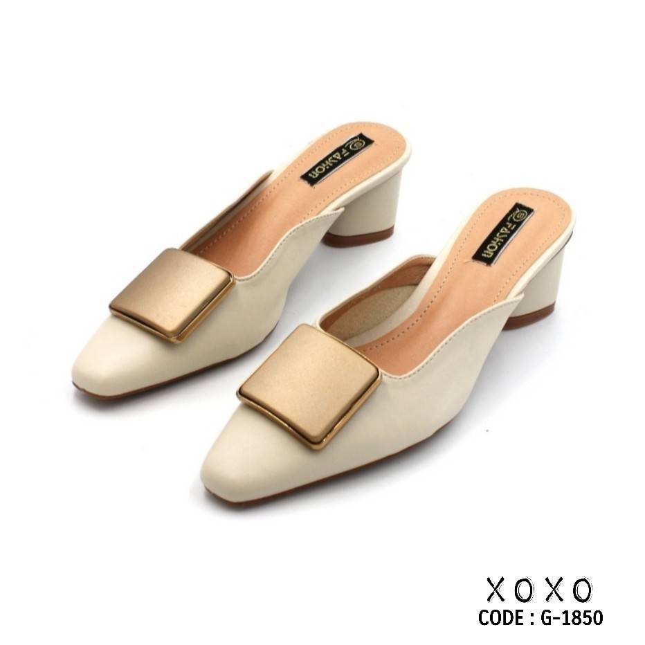 สินค้าพร้อมส่ง งานสวม ทรงเปิดส้น สวยเก๋ แมทส์ชุดง่าย วัสดุหนัง PU ด้านหน้าแต่งอะไหล่ ทรงสีเหลี่ยมสวยเก๋ตามภาพ มีส้นทรงแท่งทรงกลม ไม่สูงมาก กำลังใส่สบาย ส้นแบบนี้ใส่แล้วไม่เมื่อยด้วยนะคะ