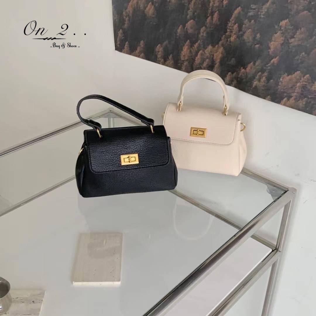 ♥️Korean Style crossbody bag♥️ 🔸กระเป๋าสะพายข้างทรงเหลี่ยม หนังนิ่ม อยู่ทรง 🔸มีหูหิ้ว&สายสะพายข้างยาว 🔸สายยาวเป็นสายหนังปรับได้