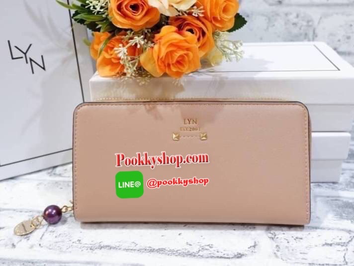 Lyn กระเป๋าสตางค์ใบยาว ด้านหน้าปั๊มโลโก้แบรนด์ แต่งโลหะทอง ด้านในมีช่องใส่บัตรเยอะมาก และมีช่องซิบ ตัวจับซิบแต่งไข่มุกเม็ดโตๆห้อยป้ายโลหะปั๊มโลโก้แบรนด์ด้วยสวยมากเกินหน้ามากค้าาา