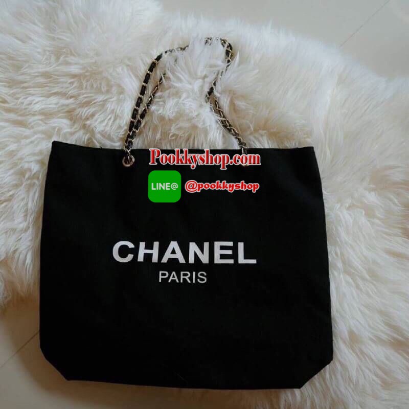 New Arrival!! พร้อมส่งที่ไทย ตามคำเรียกร้อง CHANEL VIP CANVAS TOTE BEAUTY GIFT TOTE CANVAS SILVER HARDWARE CHAIN STRAPS วัสดุทำจาก ผ้าแคนวาสหนา บุด้วยผ้าซับอีกชั้น ด้านหน้ามีโลโก้แบรนด์ ตรงอะไหล่ปั้มแบรนด์ทุกจุด ตัวสายทำจากโซ่ เรียบ หรู ดูดี ใส่ของได้เยอะ