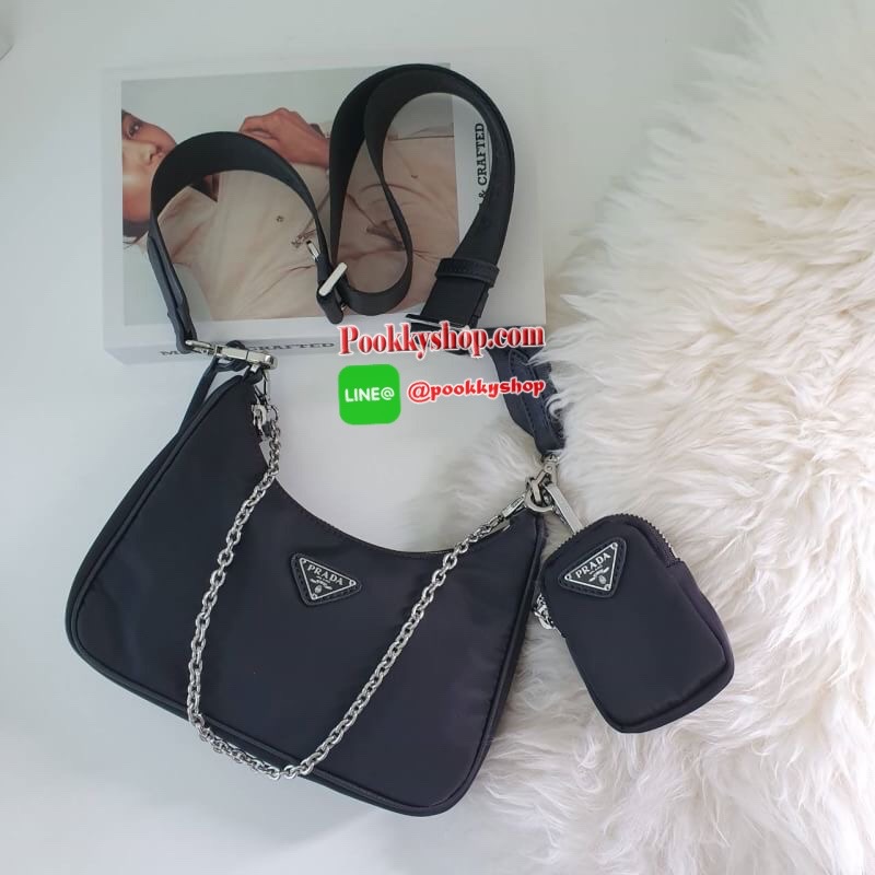 พร้อมส่งรุ่นใหม่ กำลังมาแรงมากค่ะ กับแบรนด์ PRADA ใบเดียวคุ้มมากค่ะ อุปกรณ์ ครบชุด ซื้อ1ได้ถึง3ไอเท็ม ทั้งสายยาว และกระเป๋าใส่เหรียญ และป้ายแท็คหนัง อย่างดี อะไหล่ปั้มแบรนด์แท้ทุกจุด วัสดุทำจากผ้า Nylon อย่างดี กันน้ำได้ อยู่ทรงสวย สามารถใส่กระเป๋าตังค์ใบ