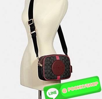 New arrival! 🌈รุ่นใหม่ห้ามพลาดค่ะ! Coach Dempsey Camera Bag In Signature Jacquard With Stripe And Coach Patch ((1912)) พร้อมส่งที่ไทย! กระเป๋าสะพายครอสบอดี้ร์กรือสะพายข้างได้ วัสดุJacquard+หนังแท้ สวยงามมากๆค่ะ ด้านหน้ามีป้ายวงกลมหนังโลโก้แบรนด์ เ