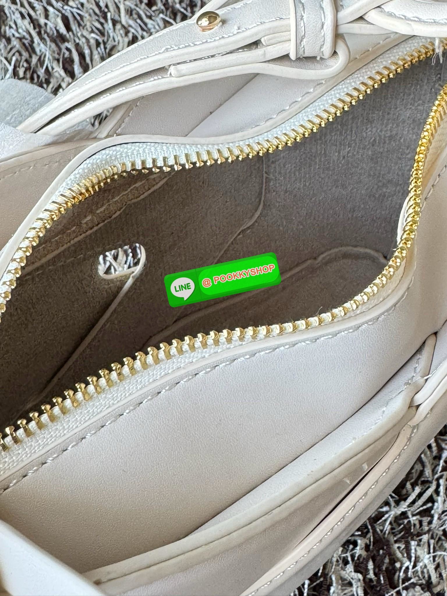 💕 Polene Nodde EDITION SMOOTH ใครที่อยากได้กระเป๋าเรียบๆ แต่ดูมีอะไร ขอแนะนำรุ่น Nodde หิ้วแล้วสวยแบบ Quiet Luxury โลโก้แบรนด์ถูกปั๊มไว้บริเวณด้านล่างของกระเป๋าอย่างประณีตจนแทบสังเกตไม่เห็น ฐานกระเป๋าถูกออกแบบมาให้เนียนเรียบ ปราศจากหมุด ในขณะที่ด้