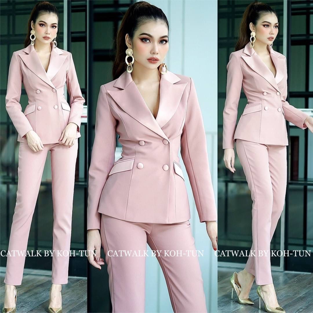 เรียบหรู ดูเท่ห์แบบมีสไตล์มากกับเซตBLAZERแต่งปกเลื่อม+กางเกงขายาวทรงสวย เนื้อผ้าเกรดเอ ตัวBLAZER เป็นทรงเข้ารูปสวย เพิ่มความหรูด้วยการแต่งปกและฝากระเป๋าด้วยผ้าเครปกึ่งเงาสีโทนเดียวกับตัวชุด ด้านหน้าแต่งกระดุมปั้ม 4 จุด มาคู่กับกางเกงขายาวทรงขากระบอกเล็ก ท