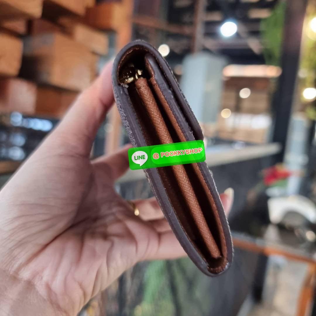 Hot item!! LV long flap wallet with gwp กระเป๋าสตางค์พรีเมี่ยมกิ๊ฟ เป็นไอเท็มสุดฮิต แบบฝาพับ ใช้งานสะดวกขึ้นกว่าเดิม รุ่น unisex ที่จะหนุ่มๆสาวๆ ก็ใช้ได้หมด!! ใบยาวขนาดกำลังเหมาะมือ ถือแล้วขับผิวทุกสี วัสดุหนังแคนวาส ทนทาน เปิด-ปิดด้วยกระดุม ภายในมีช่องใส