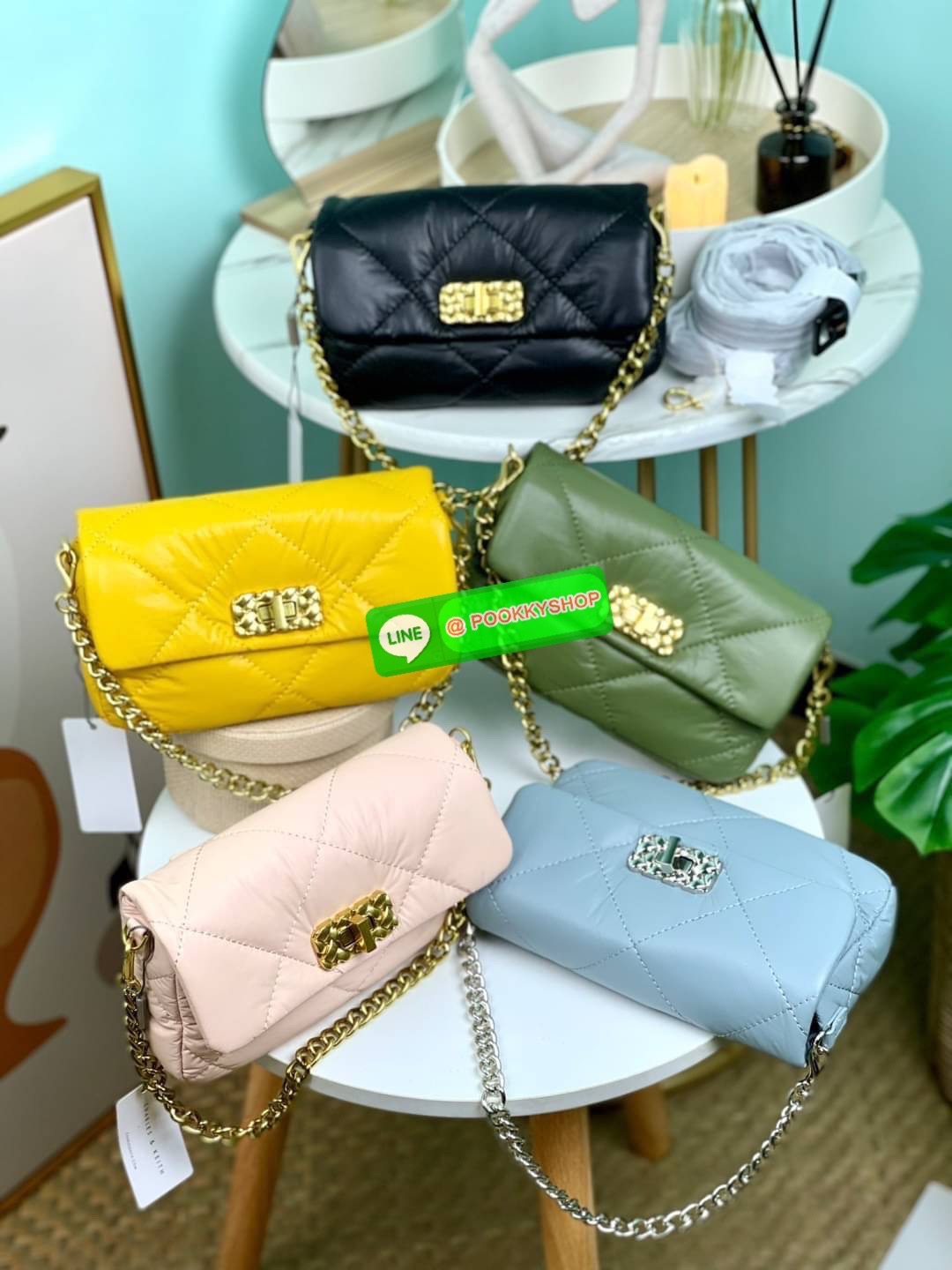 Charles & Keith Puffy Metallic Turn-Lock Crossbody Bag กระเป๋าใบมินิสีสันสดใส สะพายได้หลายแบบ เพิ่มความสดใสให้กับลุคของคุณด้วยกระเป๋าสะพายข้างทรงคลาสสิก มีสายคล้องแขนถอดสายได้ เปิดปิดแบบตัวหมุนล็อก ใส่ iPhone pro max ได้พร้อมกระเป๋าเงินใบเล็ก กุญแจรถ เป็น
