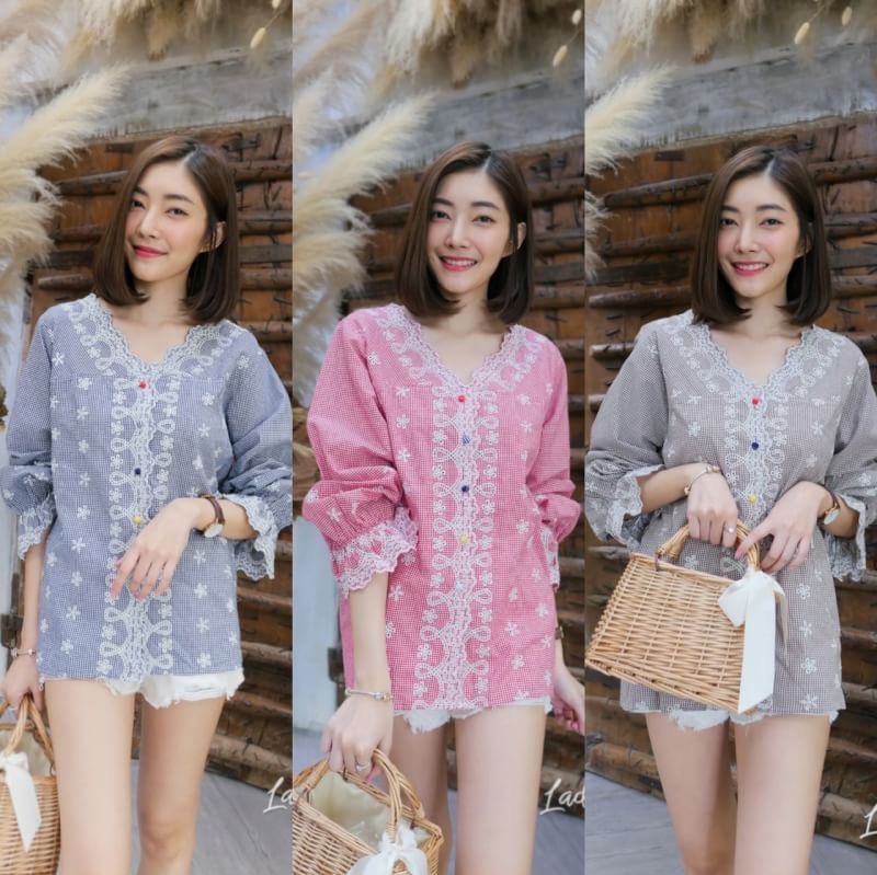🎀Lady Shop originals®️🎀 💬new in today!!เสื้อญี่ปุ่นแท้งานนำเข้า ดีเทลงานปักทั้งตัวแบบสวย งานใช้กระดุมผ้าอย่างดี มีสม๊อคปลายแขน ทรงฟรีไซส์ ใส่ได้ตลอด สามารถใส่แมชได้ทั้งขาสั้นและขายาวจ้า สินค้านำเข้า💯จากโรงงานค่า