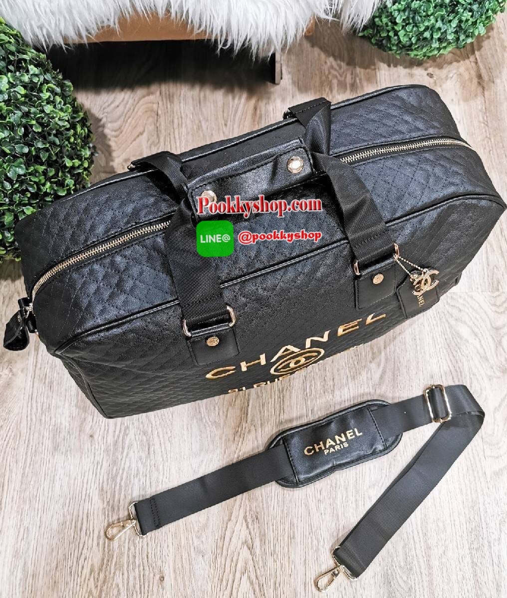 พร้อมส่งรุ่นยอดนิยมค่ะ! Hot! Chanel VIP Gift Large Travel Bag กระเป๋าใบใหญ่ Gift With Purchase (GWP) รุ่นใหม่ล่าสุด Limited Edition พรีเมี่ยมกิ๊ฟของเเท้จาก Chanel Counter ดีไซน์ทรงเหลี่ยมวัสดุหนังลายตารางเนื้อหนาสีดำกันนำ้ดูแลรักษาทำความสะอาดง่าย เปิดปิดด