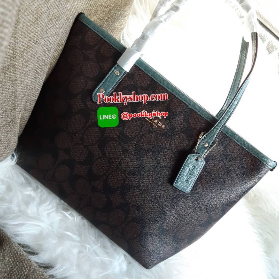 COACH F22969 MINI CITY ZIP TOTE IN SIGNATURE CANVAS กระเป๋าถือทรงโท้ท ไซส์มินิ น่ารักน่าใช้ สะพายคล้องไหล่ได้เก๋ๆ เห็นใบเล็กแบบนี้ จุของแน่นๆไปเลยจ้า!! 😘 สีสวยคม วัสดุหนังแคนวาสคุณภาพ ปากกระเป๋าเปิด-ปิดด้วยซิป กันของหล่นได้ ถือไปไหนก็ได้ ถ่ายรูปชิ