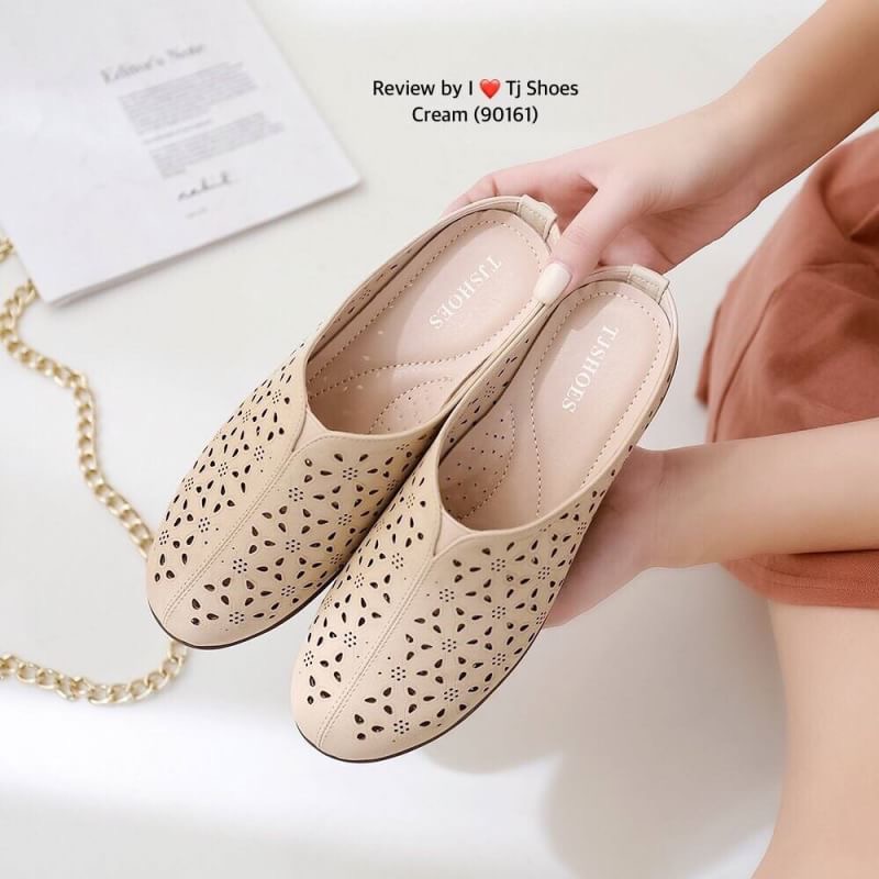 พร้อมส่งรองเท้าเพื่อสุขภาพ ที่ทั่งเกร๋ทั้งน่ารักสุดๆ รองเท้ารุ่นนี้เป็นงานสั่งทำพิเศษ หนังนิ้มนิ่ม ฉลุลายน่ารักๆ มีรูระบายอากาศใส่แล้วเท้าไม่อับ น้ำหนักเบา ใส่นุ่มเดินทั้งวันได้สบายมากๆ ส้นยางเกรดพรีเมี่ยมอย่างดี แมทกับชุดอะไรก็เกร๋ เป็นรุ่นแนะนำ ซื้อไปรั