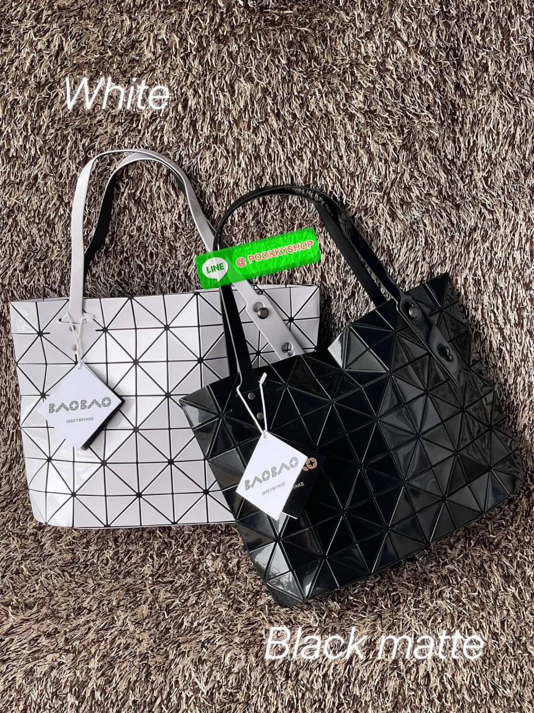 💕 Bao Bao Issey Miyake ROCK MATTE ซีรีส์นี้จะเป็นทรงสี่เหลี่ยมผืนผ้า มีซิปปิดด้านบน ถือเป็นรุ่นที่เหมาะกับการใช้งานในชีวิตประจำวัน สามารถพับมุมและบริเวณด้านล่างของกระเป๋าเพื่อเพิ่มความสะดวกสบายในการใช้งาน ทั้งยังช่วยให้วางกระเป๋าในแนวตั้งได้อีกด้ว