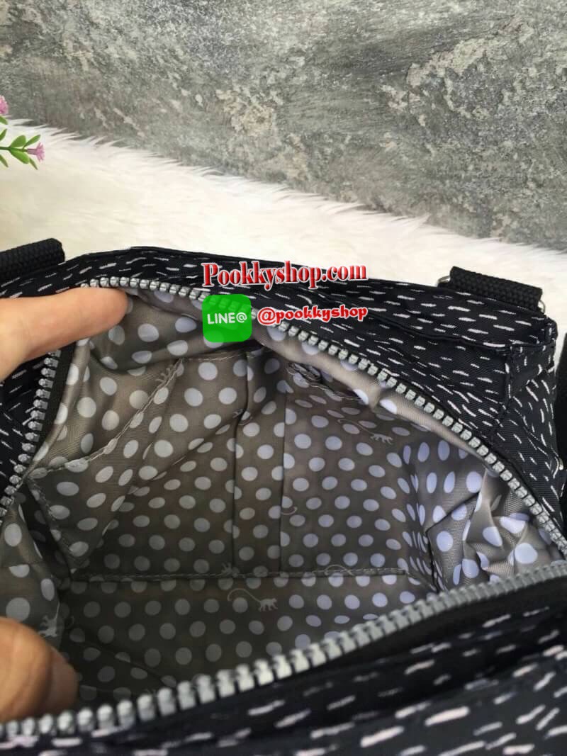 Kipling กระเป๋าสะพาย รุ่น Elysia กระเป๋าสะพาย KIPLING มาพร้อมดีไซน์ทันสมัย และสามารถใช้งานได้อย่างดี เข้ากับทุกการแต่งตัว โดดเด่นด้วยพื้นที่ภายในและช่องต่างๆ ที่ให้คุณจัดเก็บของสำคัญได้ครบถ้วน สามารถสะพายได้หลายแบบ ตามที่คุณต้องการ - สายสะพายสามารถปรับและ