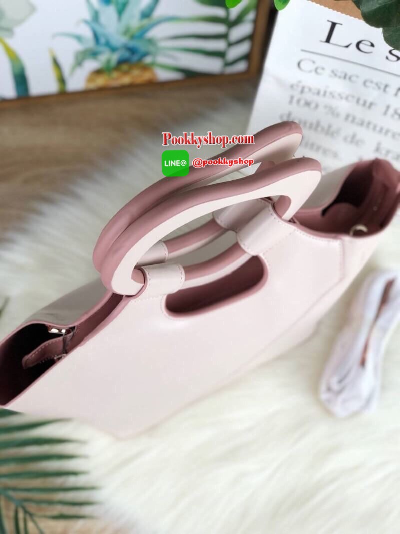 CHARLES & KEITH SCULPTURAL HANDLE WOVEN TOTE กระเป๋าสะพาย/ถือทรงสวยแปลกตาจากแบรนด์มาพร้อมส่งแล้วค่า รุ่นนี้จะเก๋ตรงหูหิ้วกระเป๋า มีหมุดรองฐานทั้ง 4 มุม เปิดปิดด้วยซิป ด้านมีช่องซิปเล็ก 1 ช่อง รุ่นนี้จุของมากๆเลยค่า ใส่iPhone plus/กระเป๋าเงินใบยาวและของจุก