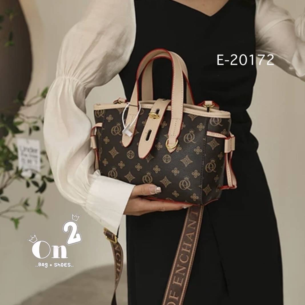 กระเป๋าสะพายแฟชั่นทรง tote งานสไตล์แบรนด์ ตัวล็อกด้านหน้าปรับระดับได้ มีสายสะพายยาวให้สามารถถอดออกถือได้ค่ะ