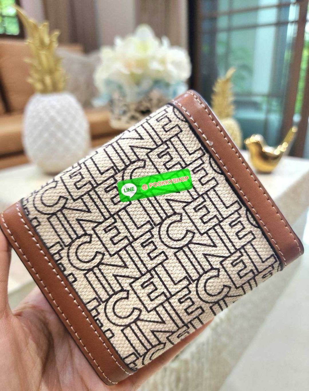 ✴️NEW ARRIVAL!✴️CELINE SHORT WALLET VIP GIFT WITH PURCHASE (GWP) กระเป๋าพรีเมี่ยมกิ๊ฟ Limited จาก CELINE HAUTE PARFUME DUTYFREE COUNTER สวยอยู่ทรงมีโลโก้แบรนด์ด้านหน้าเปิดปิดด้วยฝาพับกระดุมแม่เหล็ก ภายในมีช่องแบ่งหลายช่อง ช่องใส่บัตร ช่องใส่