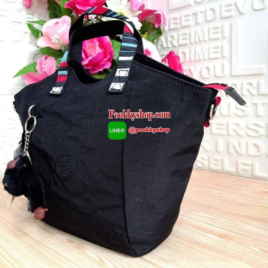 KILING NORI Handbag & Shoulder bag กระเป๋าถือหรือสะพายขนาดกลาง ทำจากวัสดุ ผ้า Nylonเคลือบ+Polyester น้ำหนักเบา จุดเด่นที่ช่องหลักมีขนาดใหญ่ พร้อมช่องซิปแยกย่อย สามารถใส่สัมภาระได้เยอะ มาพร้อมสายสะพายยาว สามารถปรับระดับได้ตามความต้องการ มีพวงกุญแจลิงห้อยตา