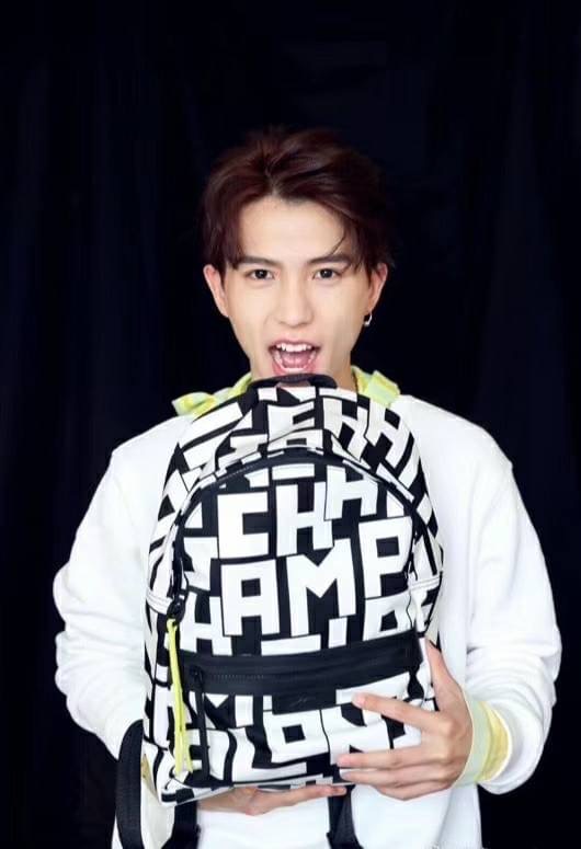 LONGCHAMP LE PLIAGE LGP BACKPACK รายละเอียด • วัสดุ: ผ้าใบ • อะไหล่: นิกเกิล • ตัวกระเป๋า: ผ้าใบโพลีอะไมด์เคลือบด้านใน • ตกแต่ง: หนังวัว รายละเอียดภายนอก • การปิด: ด้วยซิป • สายสะพาย: เลื่อนปรับระดับได้ • ช่อง: 1 ช่องซิป ภายใน • ช่องใส่ของ: 1 ช่อง ช่องด้า