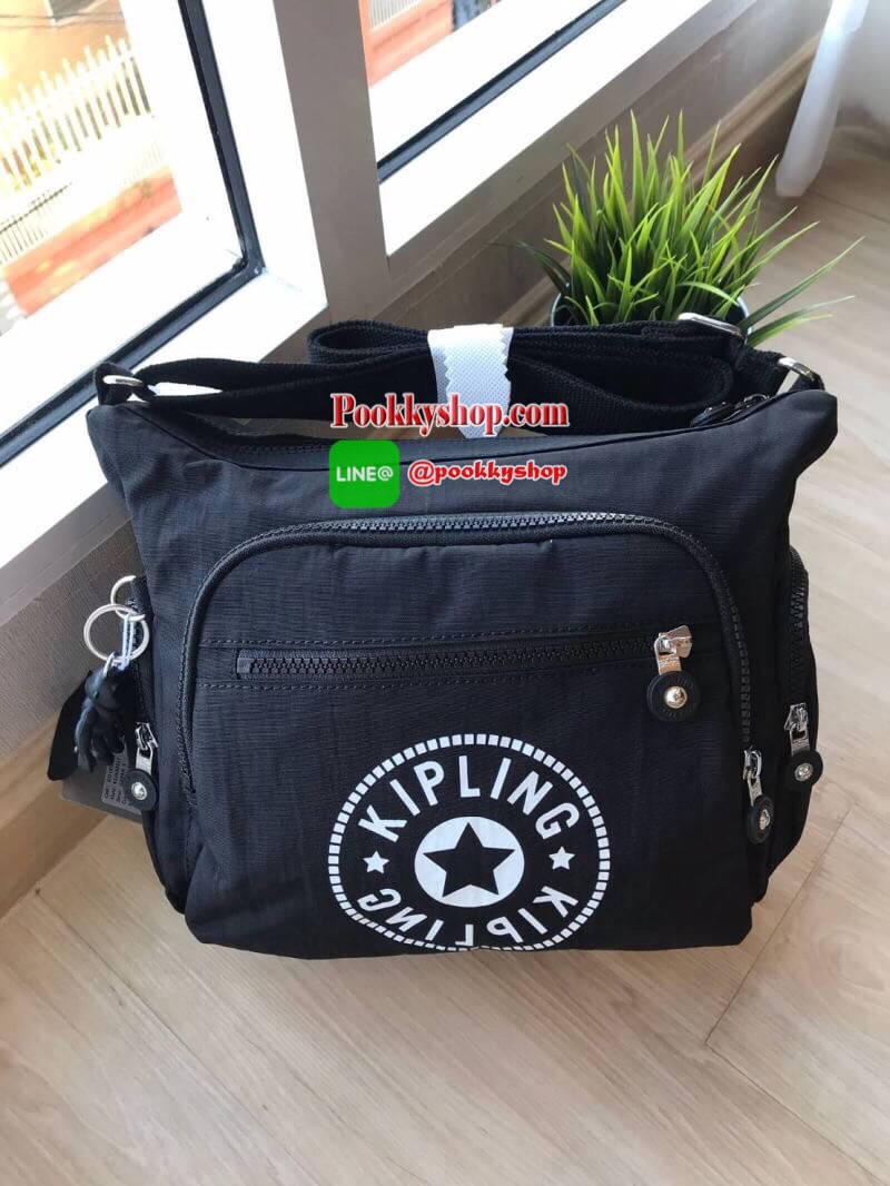 Kippling GABBIE S Crossbody Bag with Phone Compartment Bag รุ่นชนช้อป!! กระเป๋าสะพายทรงครอสบอดี้ แบบกระชับกับลำตัว วัสดุPolyamide100% มีช่องซิปใช้งานได้ทุกมุม ช่องใหญ่ภายในกว้าง ใส่มินิไอแพค กระเป๋าสตางค์ยาวและอื่นๆจุได้เยอะ สามารถสะพายได้ทั้งสายคู่และสาย