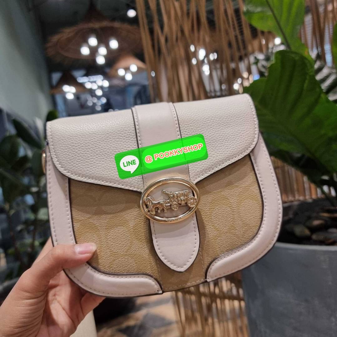 COACH C3593 GEORGIE SADDLE BAG IN COLORBLOCK SIGNATURE CANVAS WITH RIVETS ยกระดับความหรูให้กับตัวเองกันหน่อย ด้วยกระเป๋ารุ่นนี้!! ครอสบอดี้ที่ดีไซน์หรู อัพเลเวล ในราคาที่จับต้องได้ วัสดุหนังแคนวาสเคลือบสลับหนังเรียบ พิเศษไปอีกตกแต่งขอบด้วยหมุด เพิ่มดีเทลก